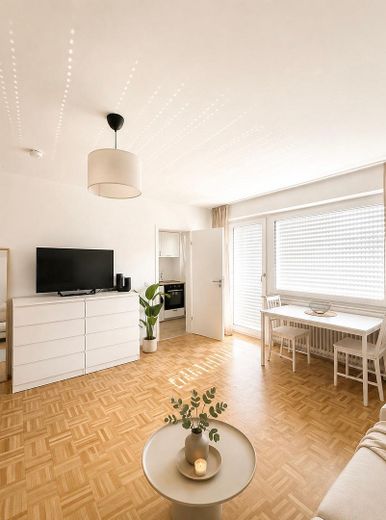 Möbliertes Apartment mit separater Küche * Loggia * Aufzug * viel modernisiert – Wohnen Essen
