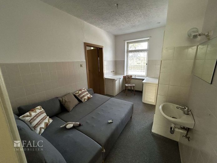Praxisgründung oder Mehrgenerationswohnen – Zimmer mit Waschbecken