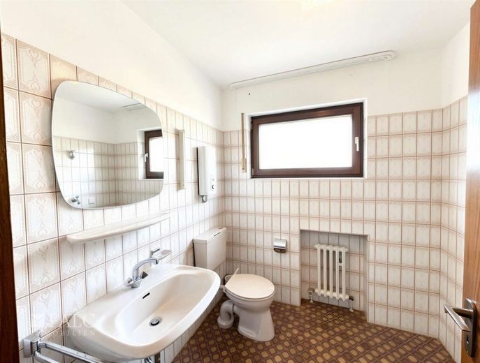 Großzügige 132 m² Wohnung mit großem Balkon und Stellplatz im gepflegten Dreifamilienhaus – Gäste-WC