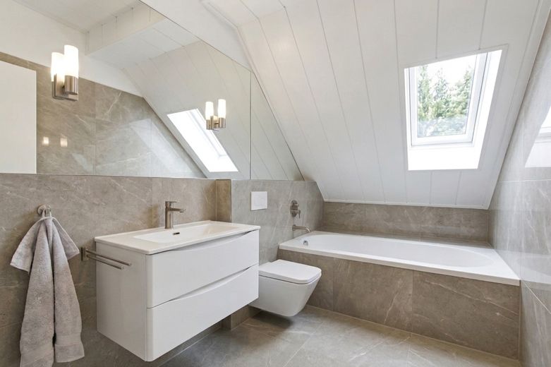 First occupancy after complete renovation: Dream attic apartment with roof terrace, fireplace & air conditioning – Gästebadezimmer