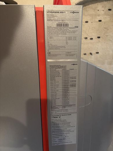 Edificio plurifamiliare con grande corpo posteriore e due garage – Ölheizung