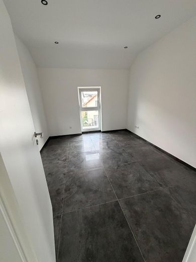 Moderne 4-Zimmer-Neubauwohnung mit Einbauküche, Balkon und Stellplatz in Rodenbach – Foto 5