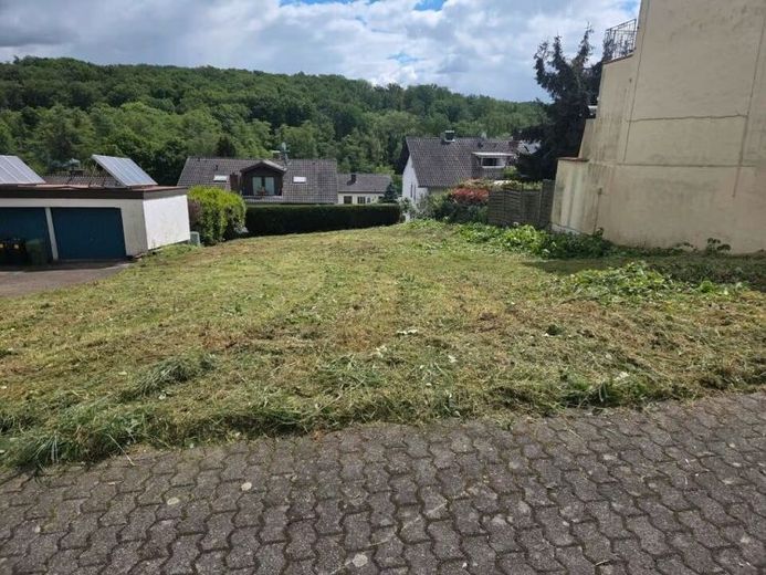 Altenkessel’de tamamen altyapısı hazırlanmış arsa – 508 m², inşaat zorunluluğu yok, çok yönlü yapılaşmaya uygun, ideal! – Fotoğraf 1
