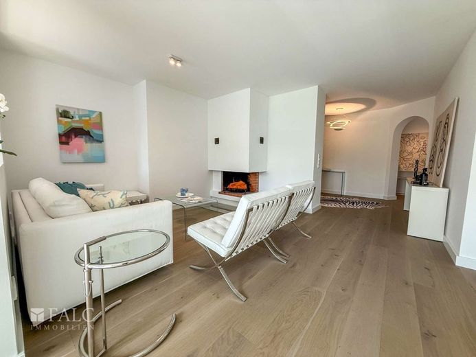 Komplett renovierte Luxus Maisonette im Grünen – Wohnzimmer