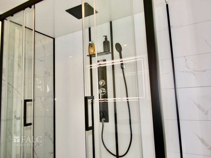 Einfach Mehr: Großzügige 4-Zimmer-Wohnung über 2 Ebenen | 217 m² Wfl | Einliegerwohnung - Tegernheim – EG: Dusche im Badezimmer