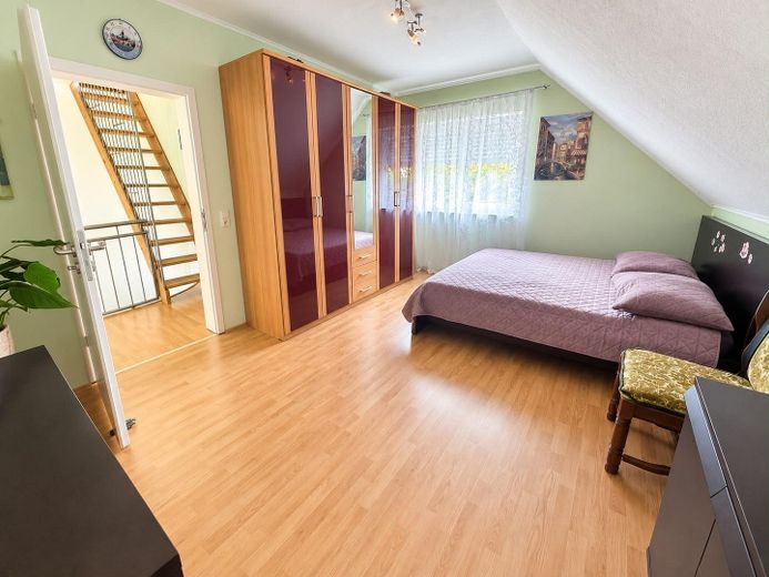 Platz für die ganze Familie: EFH am Feldrand mit Doppelgarage, PV & Sauna – provisionsfrei – Kind 2