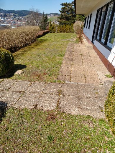 Vielseitig nutzbares Zweifamilienhaus mit unverbaubarer Aussicht – Terrasse vor dem Haus