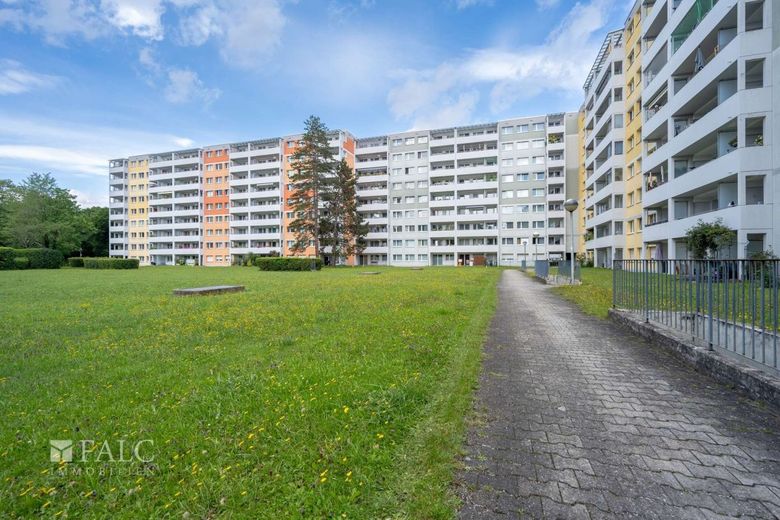 Attraktive Kapitalanlage: Modernes Wohnen mit Weitblick in Neuperlach – Innenhof Blick Gebäuderückseite
