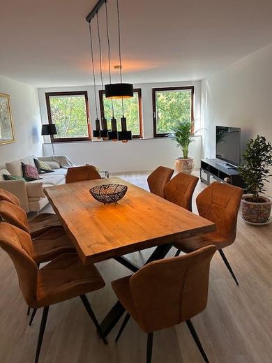 Möblierte Einliegerwohnung mit Gartennutzung und separatem Eingang sehr gute Ausstattung – Wohnzimmer