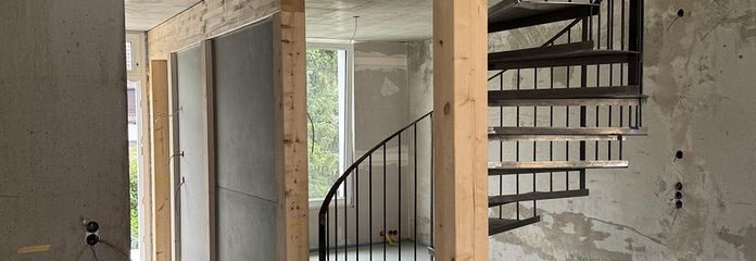 Wohn- und Esszimer mit Treppe