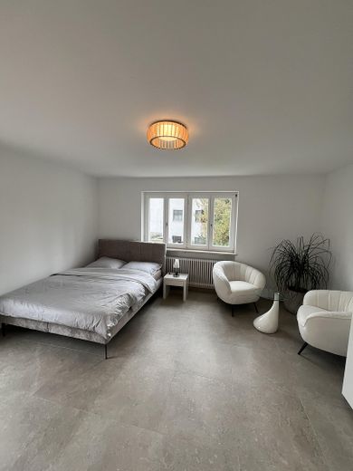 Lichtdurchflutetet, hochwertig möblierte 2- Zimmer Wohnung befristet – Wohn-/ Schlafzimmer