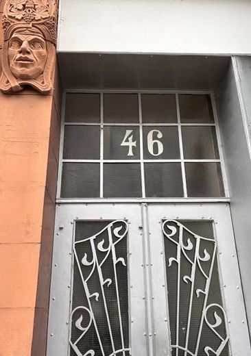 Hauseingang mit Medusakopf