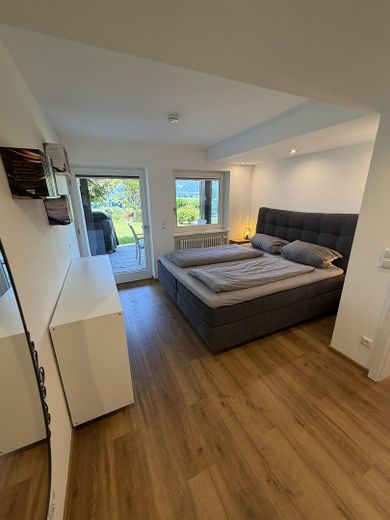 Modernisierte 3-Zimmer-Wohnung mit traumhaftem Bergblick – Schlafzimmer
