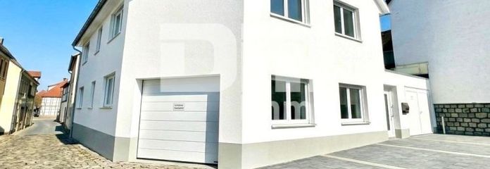 Częściowo wyremontowany dom jednorodzinny w centralnej lokalizacji z 2 garażami