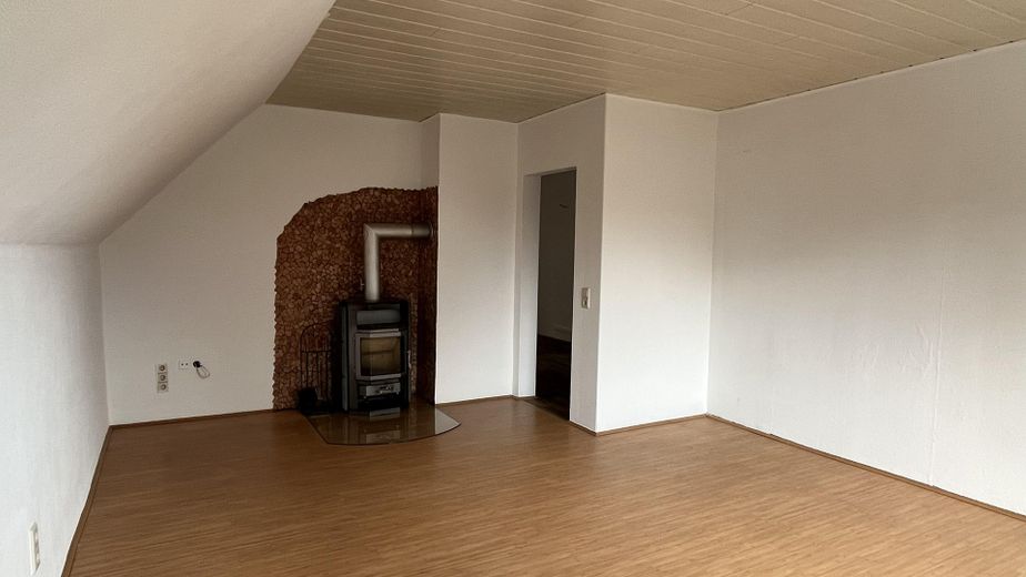 Bright 3-room apartment with fireplace & extra room in Gummersbach – available immediately – Wohnzimmer