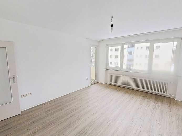 **1 KALTMIETERLASS ALS EINZUGSGESCHENK**Gemütliche 3-Zimmer-Wohnung mit BALKON und TAGESLICHTBAD – Ansicht I: Wohnzimmer