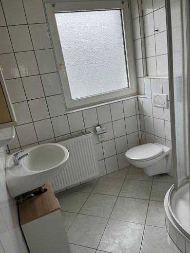 Libero e appena ristrutturato, 3 locali con balcone esposto a sud, posto auto e cantina a Bünde – Badezimmer