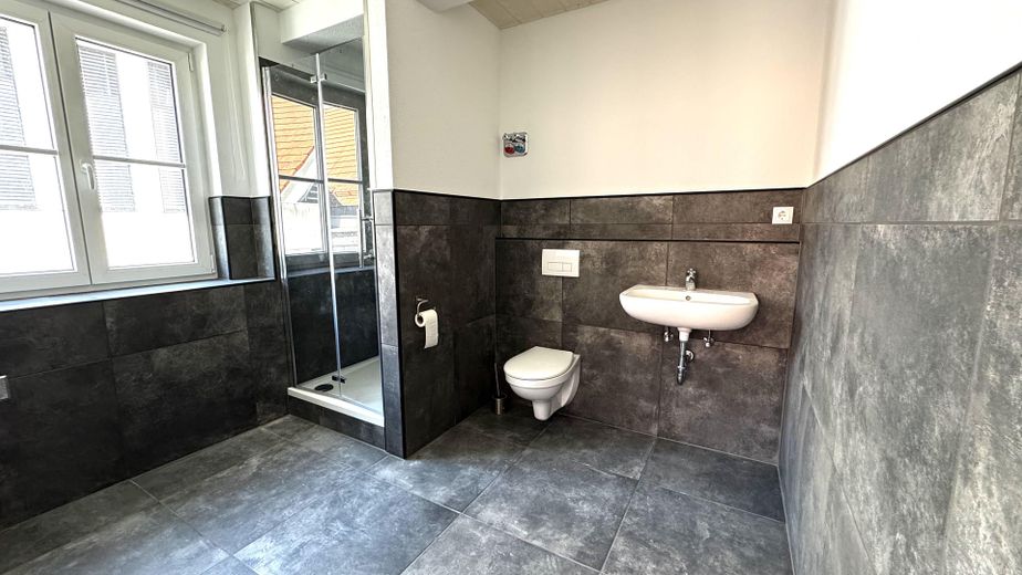 Erstbezug nach Sanierung | Helle 3,5-Zimmer-Wohnung in bester Innenstadtlage – Bad / WC