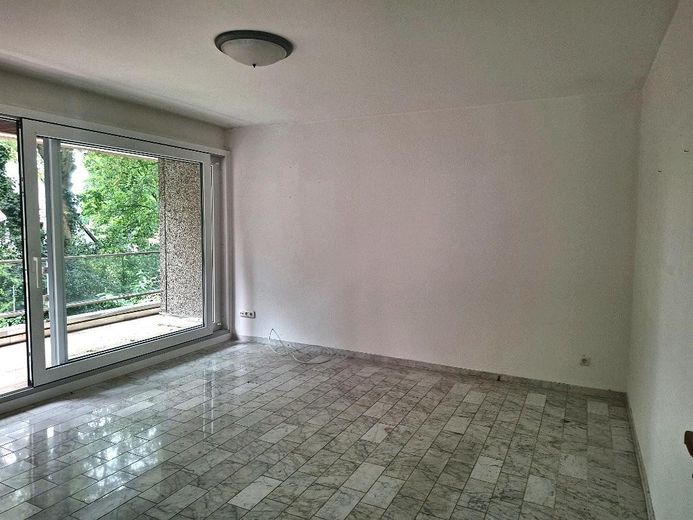 Ruhiges 2,5-Zimmer-Domizil mit Balkon & Parkanlage in Essen-Haarzopf – Wohnzimmer
