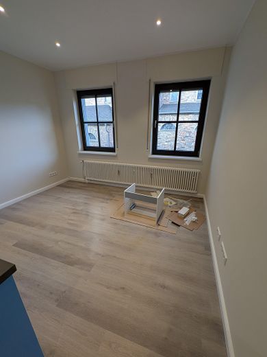 Moderne 1 Zimmer Wohnung in Rüdesheim am Rhein mit Einbauküche – Zimmer