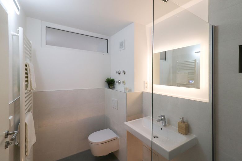 Appartamento completamente ristrutturato con cucina componibile, due terrazze ed esposizione a sud, da privato – Badezimmer