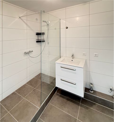 Appartamento di 3 locali completamente ristrutturato con vista panoramica, cucina componibile e garage – Badezimmer