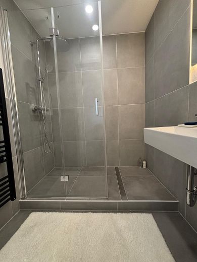 Modernisierte 4,5-Zimmer-Wohnung mit großem Balkon und Tiefgarage in Balingen – Badezimmer