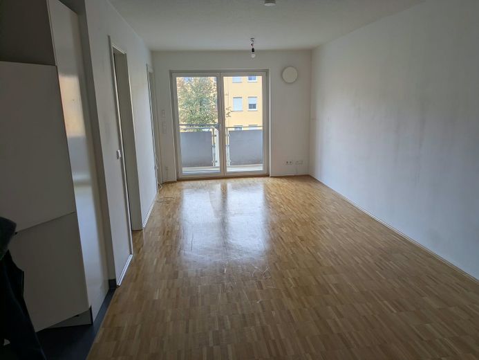 Licht 2-kamerappartement met balkon, inbouwkeuken & ondergrondse parkeerplaats in Ingolstadt – Wohn-/ Esszimmer