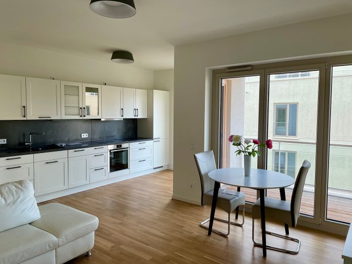 Wohnzimmer mit offener Küche