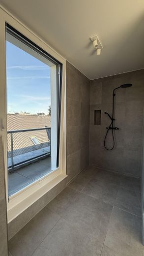 Modernes Endhaus am Brabandkanal mit großem Garten, Dachterrasse und Wellnessbereich – Badezimmer mit Fenster