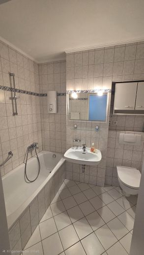 Appartamento ristrutturato di 3 locali con loggia in una tranquilla strada senza uscita di Amburgo-Schnelsen – Vollbad