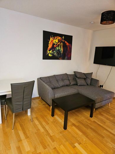 Schöne, ruhige und helle 3-Zimmerwohnung gegenüber Skyline Plaza – Wohnzimmer mit Couch