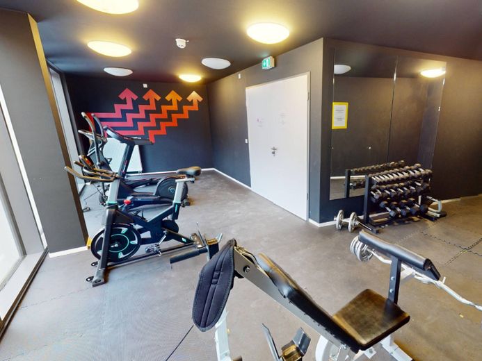 **STUDENTS ONLY** Rollstuhlgerechtes Apartment MÖBLIERT mit TERRASSE im Open Living House Siegen (nur für Studierende!) – Ansicht II: Fitnessraum
