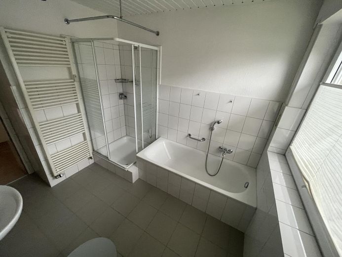 Appartamento di 3 locali con balcone in posizione tranquilla – Badezimmer