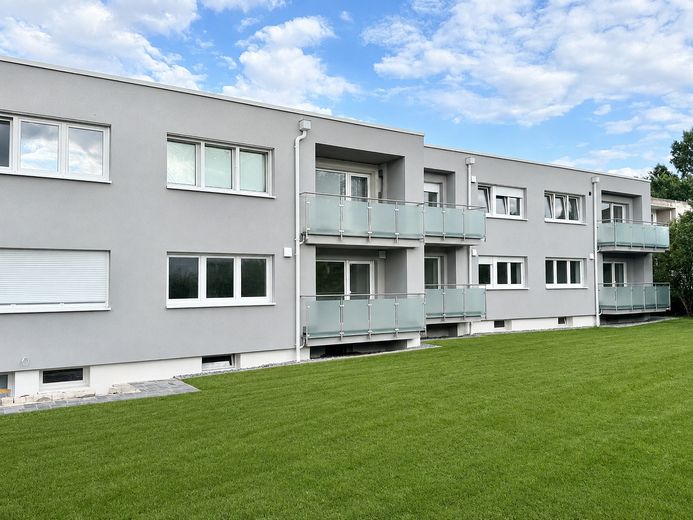 Kernsanierte 2Z-Wohnung (KfW70) mit Küche im Erstbezug – ruhig & energieeffizient – Rückseite