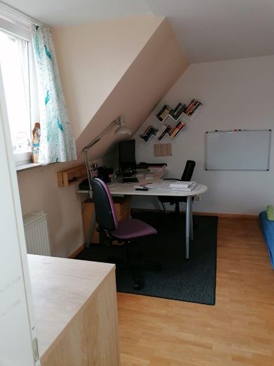 3-Zi-Maisonette, 106 m² 🏔️ Schwarzwaldblick, neue Küche, frisch renoviert, 2 TG – Schlafzimmer_vor Renovierung