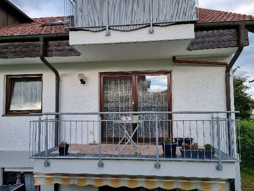 *Accogliente casa per single o coppie con balcone soleggiato e posto auto coperto a Horb-Betra* – Balkon