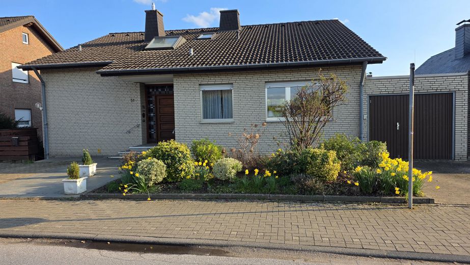 Großes Zweifamilienhaus in zentraler Lage von Bedburg – Frontseite mit Garage