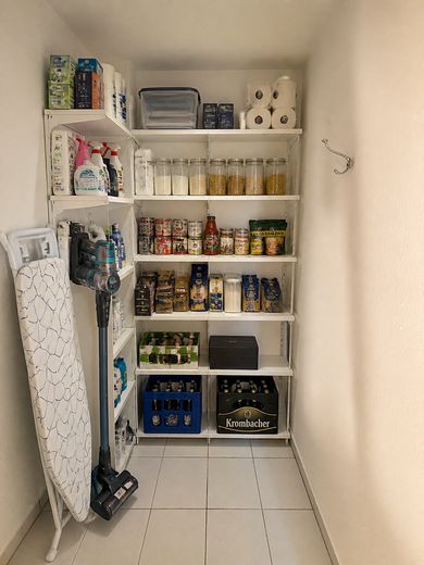 Appartamento di 3,5 locali. Piano terra, terrazza, posto auto + garage interrato. Privo di barriere, senza provvigione, da privato, senza agenzia – Abstellraum (mit KI möbliert)