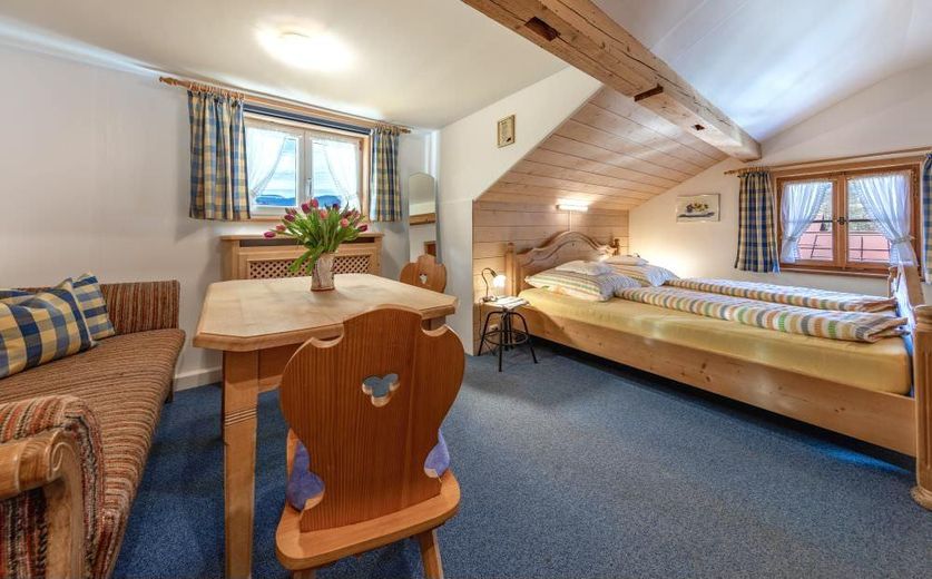 Louer un appartement meublé de 2 pièces dans un emplacement privilégié à Schliersee pour 1 à 6 mois à partir du 15.9.26 – Wohn/Schlafzimmer