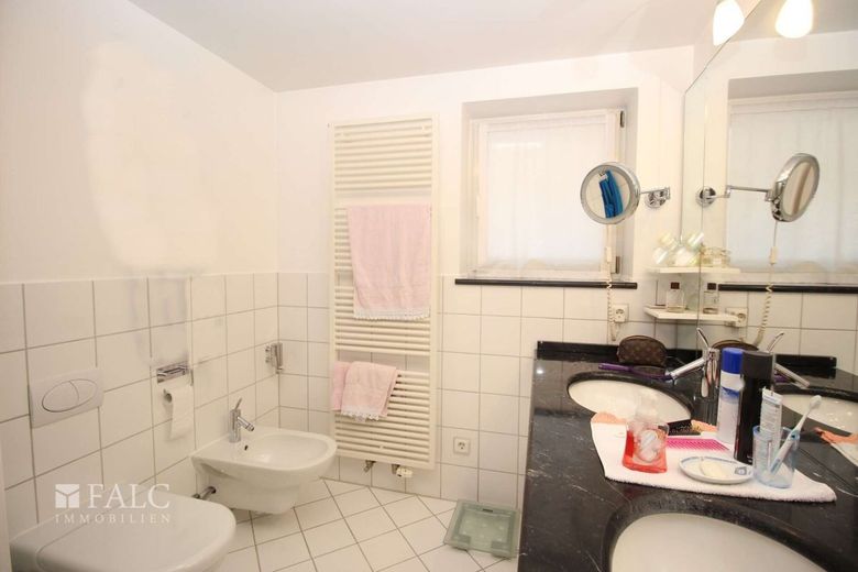 Mehrfamilienhaus plus Gewerbeeinheit – OG1-Bad