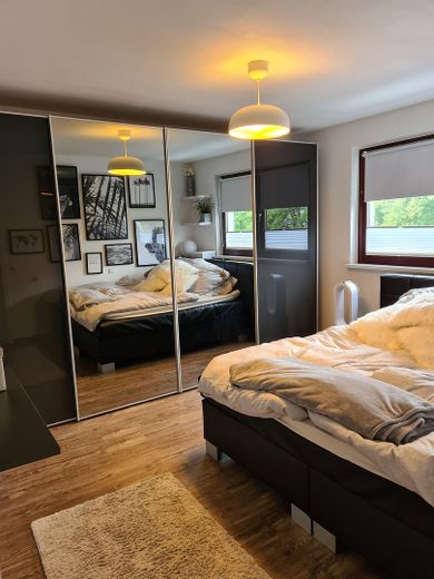 Modern renovated 3.5-room apartment with balcony, garage & fitted kitchen | Owner-occupiers or approx. 6% yield – Schlafzimmer