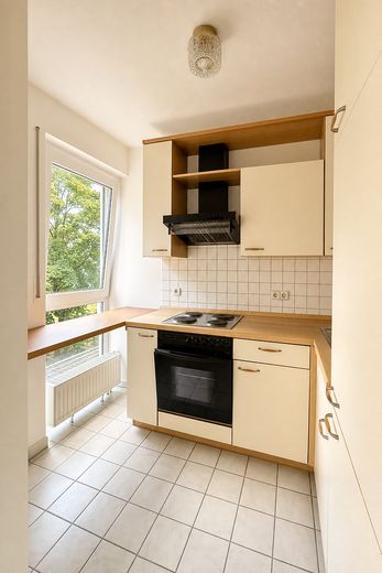 Сонячна 1-кімнатна квартира з балконом і вбудованою кухнею в Плауені-Нойдорфі – Фотографія 6