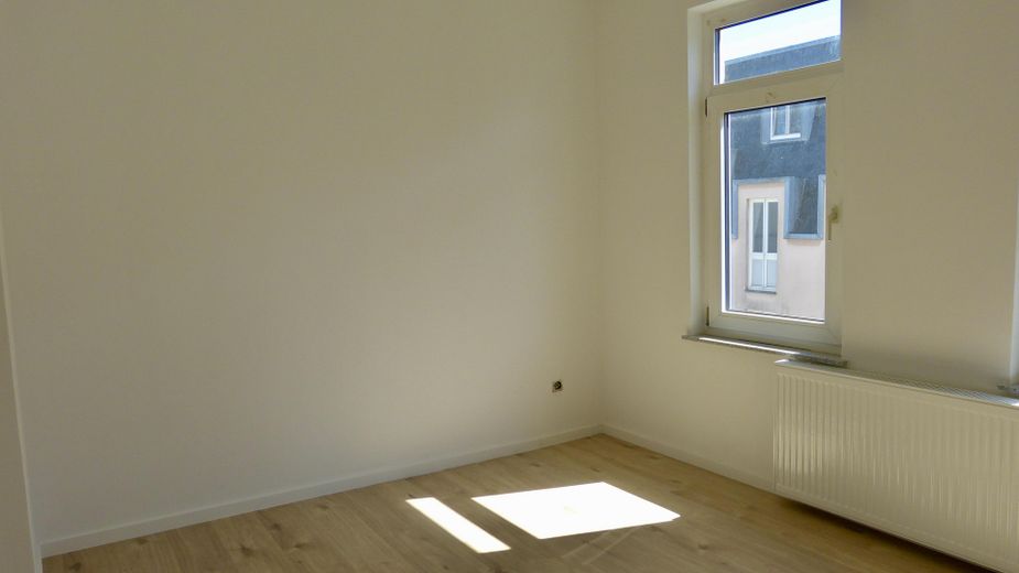 Sanierte 2-Zimmer-Wohnung mit Balkon in Bremerhaven – Wohnzimmer