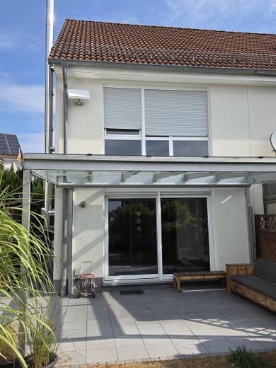 Gepflegtes Reihenendhaus mit schönem Garten, überdachter Terrasse, Kamin und Carport – Blick vom Garten auf Terrasse