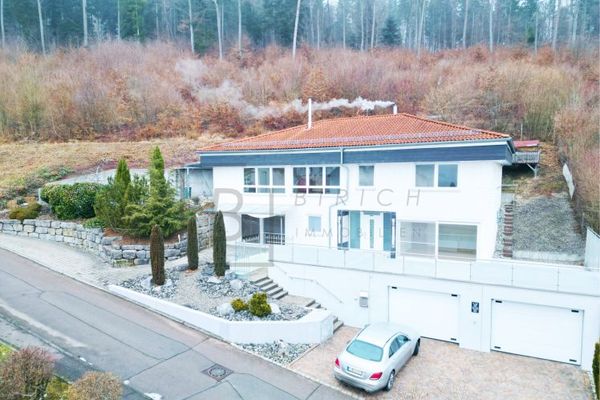 Massiv gebautes Wohnhaus mit Einliegerwohnung, Kamin und Waldrandlage