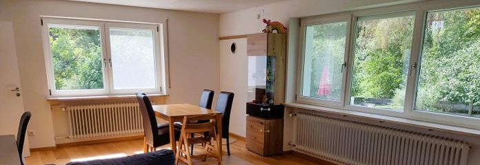 Familienfreundlicher Bungalow mit modernisiertem Wohnbereich und viel Platz im Untergeschoss – Wohnzimmer