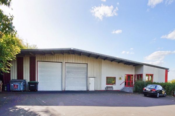 Ahora en alquiler: nave de almacenamiento de 1.764 m² con edificio de oficinas – ubicación con excelentes conexiones de transporte, directamente junto a la A66