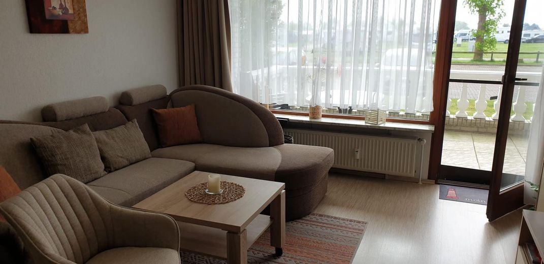 Möbliert und bezugsfertig: 2-Zimmer-Wohnung nahe Büsum – Wohnzimmer