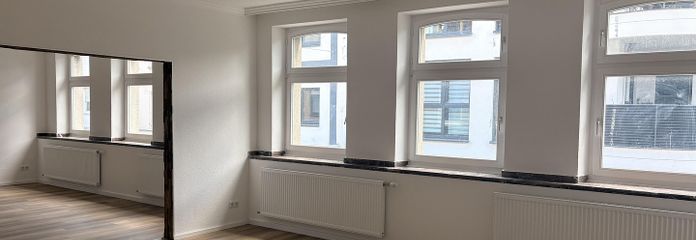 Renovierte 3-4 Zimmerwohnung in der Fußgängerzone! Provisionsfrei! – Wohnzimmer